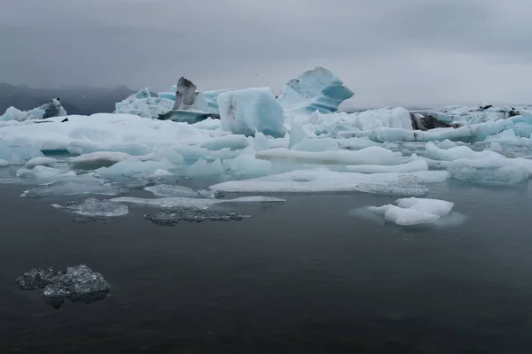 Atmosfera Deslumbrante Enorme Iceberg Refletindo Água Glacial Fresca Perto Geleira — Fotografia de Stock