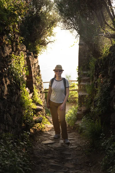年轻美丽的女人徒步旅行和微笑在阳光明媚的夏日在意大利 利古里亚的成本 Cinque Terre — 图库照片