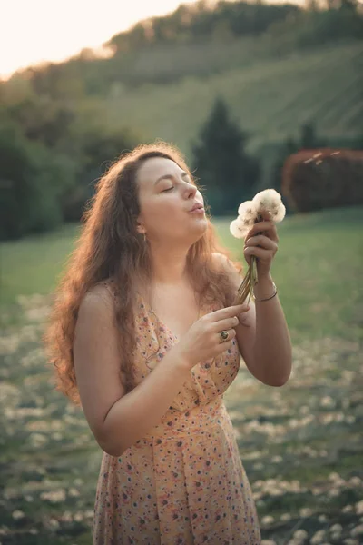 Linda Chica Soplando Diente León Parque Verano Verde Hierba Hermosa —  Fotos de Stock