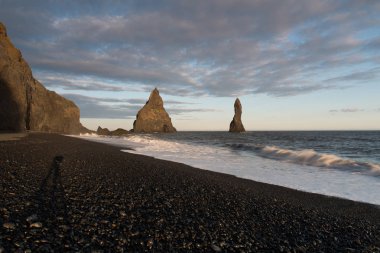Deniz yığınları ve bazalt Clifs East of Reynisfjara siyah kum plaj, Vik Güney İzlanda'için
