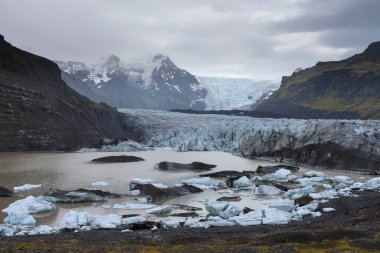 Çarpıcı Vatnajokull buzul ve İzlanda'daki dağlar