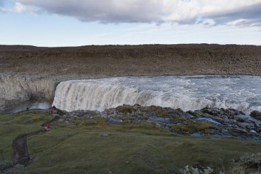 Manzaranın en güçlü şelale Avrupa'da - Dettifoss düşen su turist. Jokulsargljufur Milli Parkı, İzlanda. Beyaz geceler görünümü