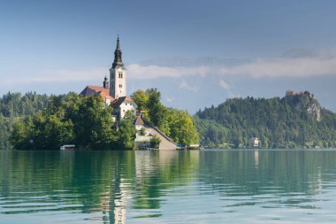 Göl, ada ve dağlar arka planda, Slovenya, Avrupa kanadı