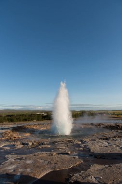 İzlanda 'da Strokkur Gayzerinin Patlaması