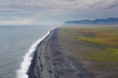 Siyah kum plaj, dağlar ve okyanus İzlanda'daki hava Panorama