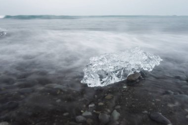 Jokulsarlon, İzlanda, buzdağları. Siyah volkanik kum plaj ve mavi icebergs.