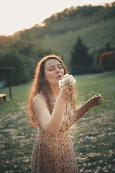 Bella Giovane Donna Che Soffia Dente Leone — Foto Stock