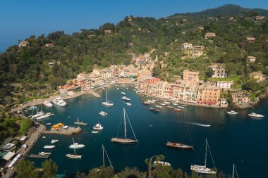 Portofino, bir İtalyan balıkçı köyü, Cenova Eyaleti, İtalya. Ünlü ve sanatsal ziyaretçiler ile pitoresk bir liman ile bir tatil tesisi