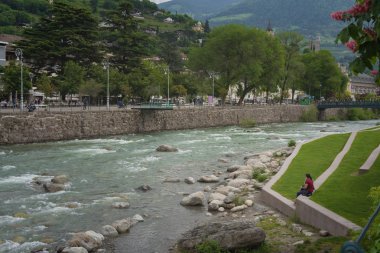 Merano en güzel sahil alanının Tappeiner iz be. Yol boyunca karakteristik Güney Tirol tarihi binalar hayran olabilir