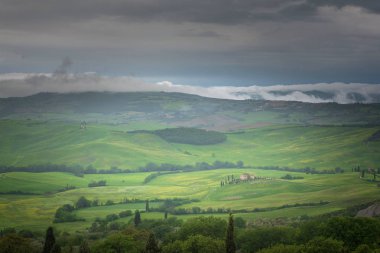 Bir bahar günü İtalyan kırsal manzara panoramik manzaralı.