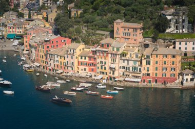 Portofino lüks landmark panorama. köy ve küçük liman yat. Liguria, İtalya