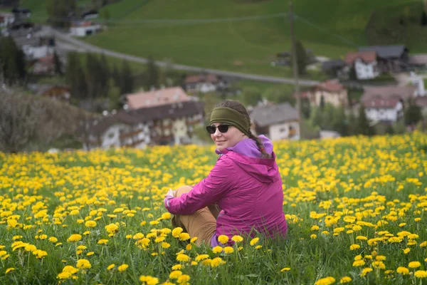 冒険女性一休みタンポポ フィールドで ドロミテのハイキング後の北イタリア — ストック写真