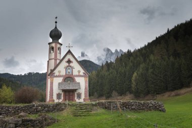 Güzel kilisesi St John of Nepomuk (Chiesetta di San Giovanni) Ranui Val di Funes, Dolomites, İtalya