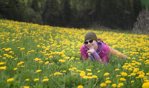 Mujer Aventura Descansando Campo Dientes León Después Una Caminata Dolomitas —  Fotos de Stock