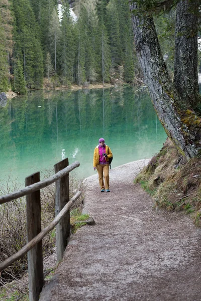 Žena Chodí Jezero Braies Dolomity Itálie — Stock fotografie