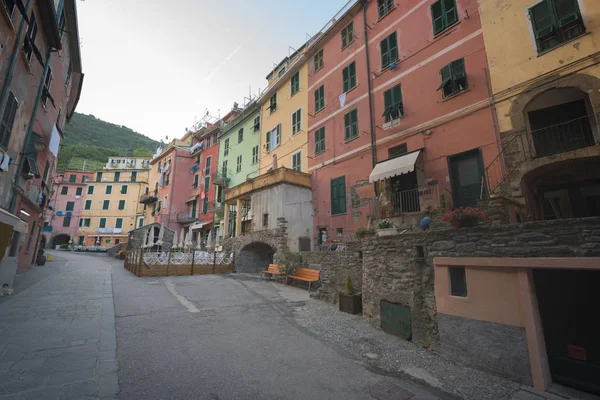 Vernazza 的视图 Vernazza 是一个小镇和位于拉斯佩齐亚省 利古里亚 意大利西北部的皮科洛 — 图库照片