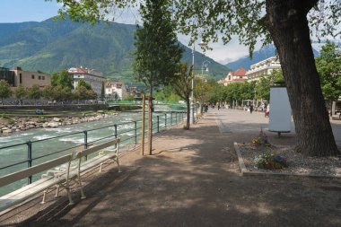 Merano, South Tyrol Alp Dağları güzel bir şehir. Şehir ve nehir bir görünüm