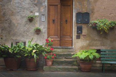 Güzel ve renkli sokaklarında küçük ve tarihi Tuscan Köyü Pienza, İtalya