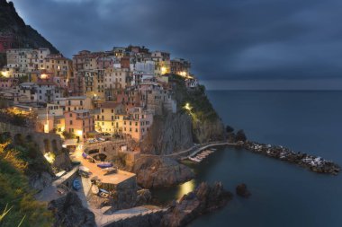 Şaşırtıcı kenti bir ön plan için nodern buzlu ışıkla akşam, Manarola. Cinque Terre Milli Parkı, Liguria, İtalya, Europe.