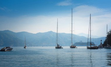 İtalya. Portofino. Mavi su ve misafir Portofino, köy taç aracılığıyla koy manzarası. Çerçeveleme