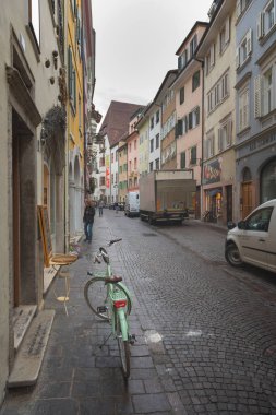 İtalya/Meran-05/06/2018: sokakta Merano, South Tyrol Alp Dağları güzel bir şehir. Bir kenti