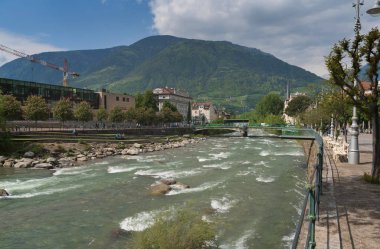 Merano, South Tyrol Alp Dağları güzel bir şehir. Şehir ve nehir bir görünüm.