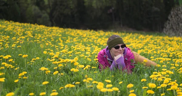 Active Healthy Woman Having Rest Beautiful Meadow Covered Flowers Portrait — Stock Photo, Image