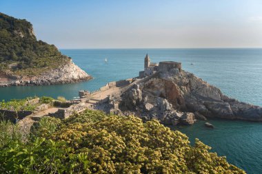 Porto Venere San Lorenzo Kilisesi, İtalyan Rivierası, Liguria, İtalya ile renkli pitoresk limanı.