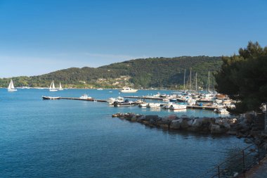 Portofino, İtalya'nın güneşli villalar yakınındaki küçük liman