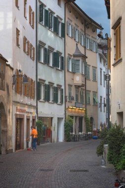 İtalya/Meran-05/06/2018: sokakta Merano, South Tyrol Alp Dağları güzel bir şehir. Bir kenti