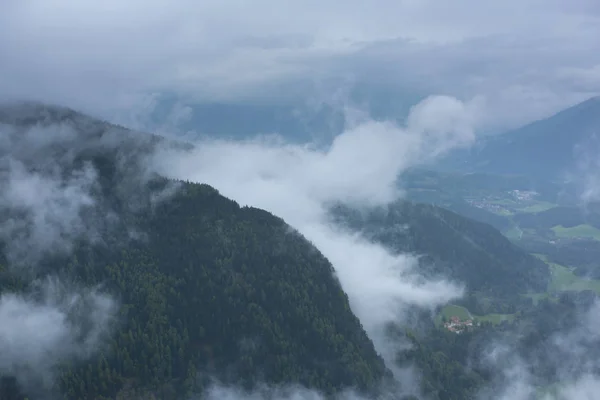 Colinas Dolomitas Norte Italia Con Nubes Bajas Durante Verano —  Fotos de Stock