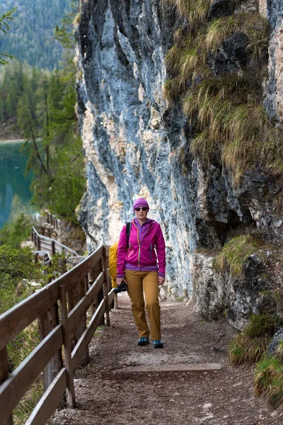 Donna Turistica Che Cammina Intorno Bellissimo Lago Braies Italia Stile — Foto Stock