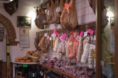 Pienza, İtalya pazarında asılı etler Pienza, İtalya - 5 Mayıs 2018 - Prosciutto crudo Parma jambonu ve diğer tedavi