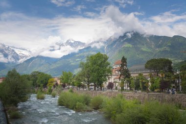 Merano, South Tyrol Alp Dağları güzel bir şehir. Şehir ve nehir bir görünüm.