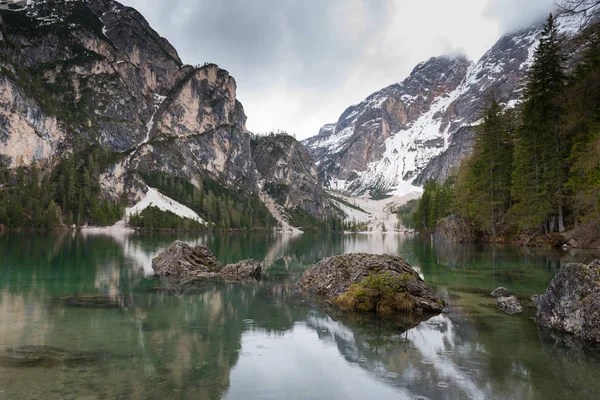 Nádherné Jezero Lago Braies Smaragdové Hladký Povrch Vody Odráží Dřevo — Stock fotografie