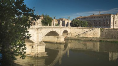Tiber Nehri ve St. Peter's Bazilikası Vatikan Vittorio Emanuele köprüde görünümünü