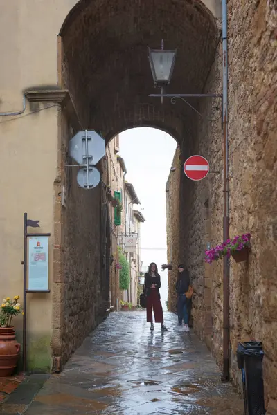 Pienza Ιταλία Δύο Γυναίκες Που Κρύβονται Από Βροχή Κάτω Από — Φωτογραφία Αρχείου