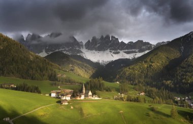 Dünyanın en ünlü dağlık yeri, Santa Maddalena köyü arkasında büyülü Dolomites dağları, Val di Funes vadisi, Trentino Alto Adige bölgesi, İtalya, Avrupa