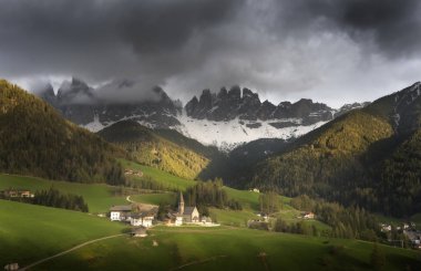 Dünyanın en ünlü dağlık yeri, Santa Maddalena köyü arkasında büyülü Dolomites dağları, Val di Funes vadisi, Trentino Alto Adige bölgesi, İtalya, Avrupa