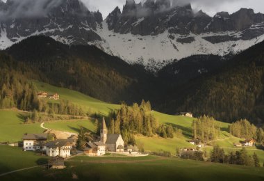 Dünyanın en ünlü dağlık yeri, Santa Maddalena köyü arkasında büyülü Dolomites dağları, Val di Funes vadisi, Trentino Alto Adige bölgesi, İtalya, Avrupa