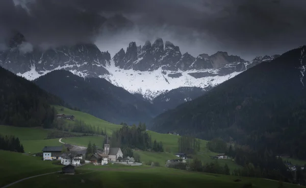 Vila Santa Maddalena Frente Grupo Geisler Odle Dolomites Val Funes — Fotografia de Stock