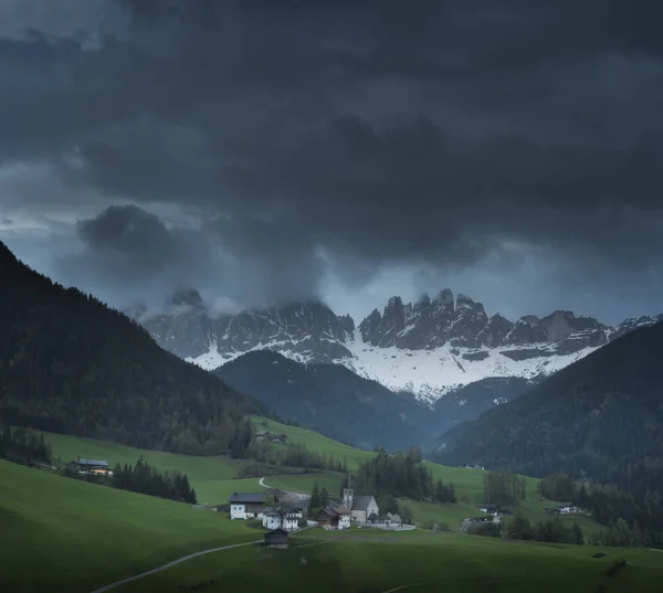 Pueblo Santa Maddalena Frente Grupo Geisler Odle Dolomites Val Funes — Foto de Stock