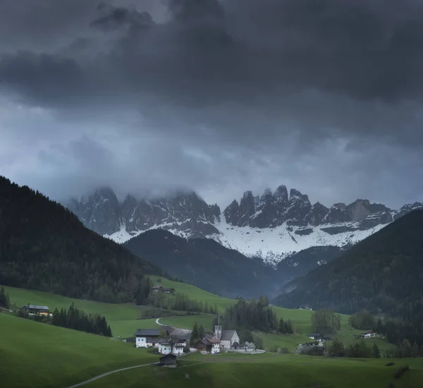 Pueblo Santa Maddalena Frente Geisler Odle Dolomites Group Val Funes — Foto de Stock