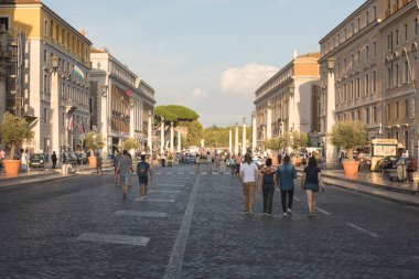 Vatikan şehri, İtalya-25 Ağustos: Turist waliking kalabalıklar 25 Ağustos 2018 üzerinde Saint Peter's Square Vatikan civarındaki oteller. 