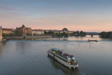 Prague, Çek Cumhuriyeti - 18 Eylül: görünümünden Prag Charles Köprüsü üzerinde 18 Eylül 2018 Prag, Çek Cumhuriyeti.