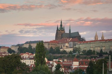 Çek Cumhuriyeti Vltava nehri ile renkli eski kasaba ve Prag kalesi manzarası