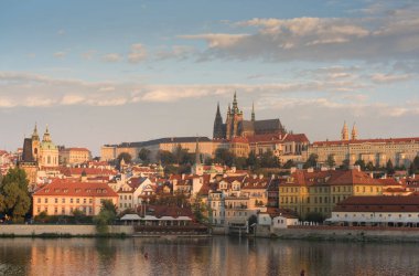 Prag Vtlava Nehri'ne bakan kale görünümü