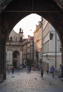 Prague, Çek Cumhuriyeti - 11 Eylül 2018: Prag Charles Köprüsü üzerinde yürüyen insanlar, Çek Republic.Charles köprü Vltava Nehri geçen bir ünlü tarihi köprüdür