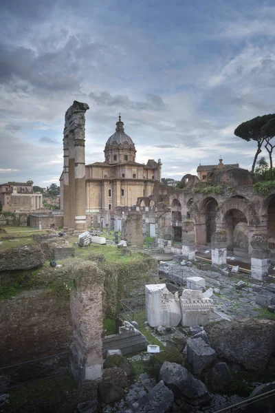 ローマ フォーラム 日の出の間のイタリア ローマのローマフォーラムの写真 — ストック写真