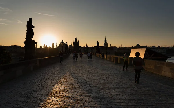 Prague Çek Cumhuriyeti Eylül 2018 Prag Charles Köprüsü Üzerinde Yürüyen — Stok fotoğraf